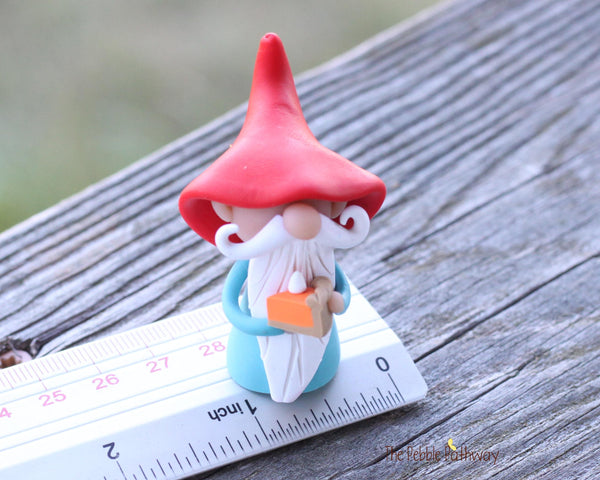 Gnome with pumpkin pie- miniature garden gnome figure Hamar