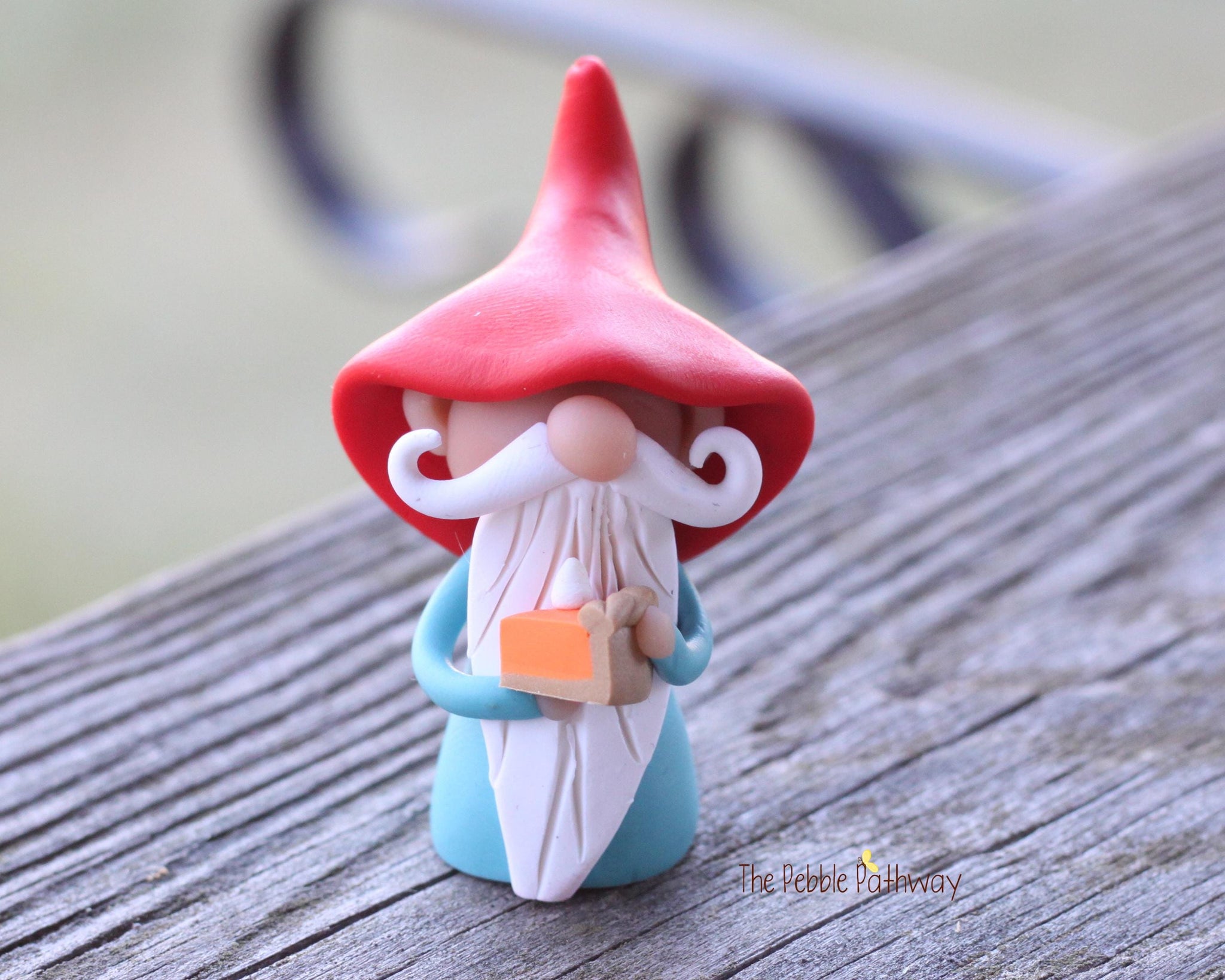 Gnome with pumpkin pie- miniature garden gnome figure Hamar